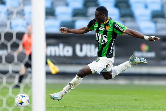 GAIS Ibrahim Diabate sparkar bollen mot mål som