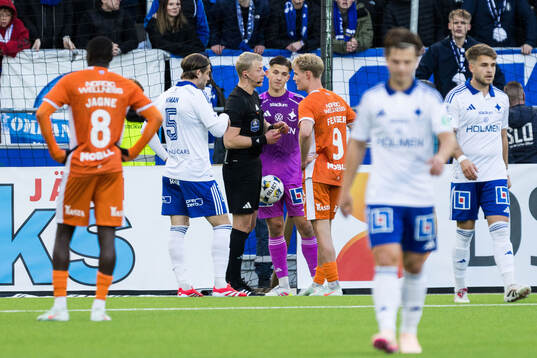 Domare Adam Ladebäck i diskussion med IFK Norrköpings
