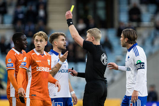 IFK Norrköpings Amadeus Sögaard tilldelas gult kort av