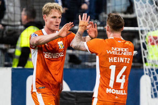 IFK Göteborgs Max Fenger jublar med Tobias Heintz