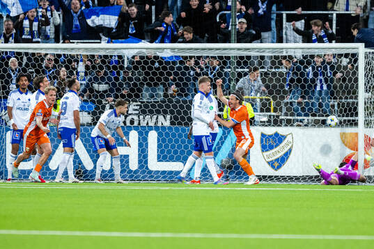 IFK Göteborgs Max Fenger jublar