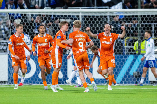 IFK Göteborgs Max Fenger jublar med lagkamrater