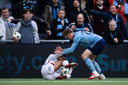Östers Lukas Bergquist och Djurgårdens Santeri Haarala