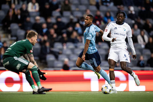 Östers målvakt Robin Wallinder och Kingsley Gyamfi mot