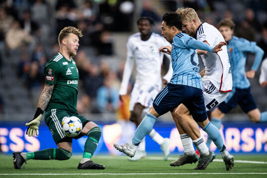 Djurgårdens Keita Kosugi mot Östers målvakt Robin