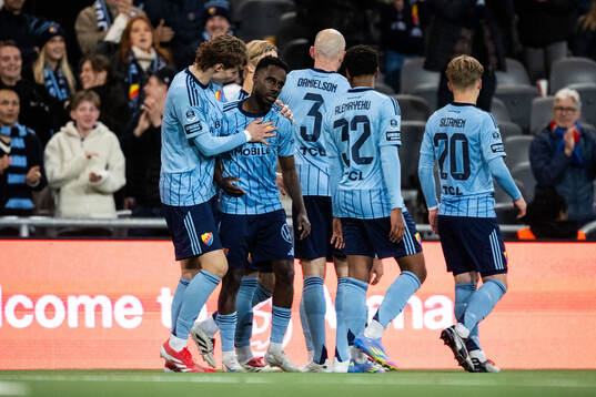Djurgårdens Tokmac Nguen jublar med lagkamrater