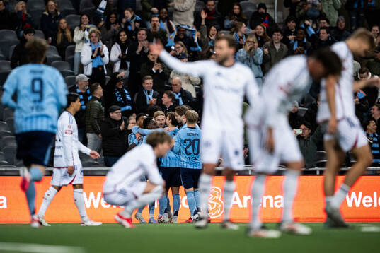 Djurgårdens Tokmac Nguen jublar med Theo Bergvall