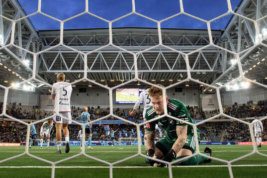 Östers målvakt Robin Wallinder deppar