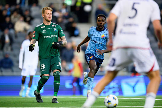 Östers målvakt Robin Wallinder och Djurgårdens Tokmac