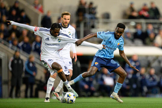 Östers Kingsley Gyamfi och Djurgårdens Tokmac Nguen