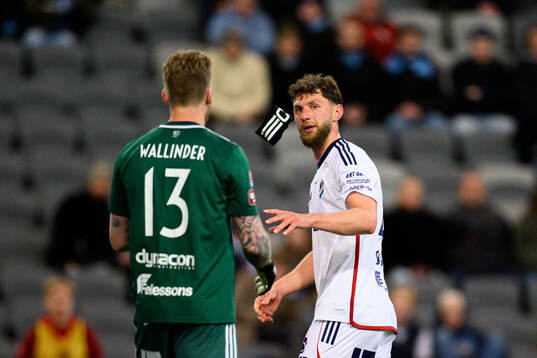 Östers målvakt Robin Wallinder och Alibek Aliev