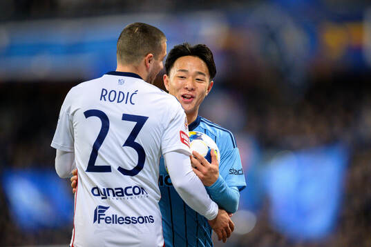 Östers Vladimir Rodic och Djurgårdens Keita Kosugi