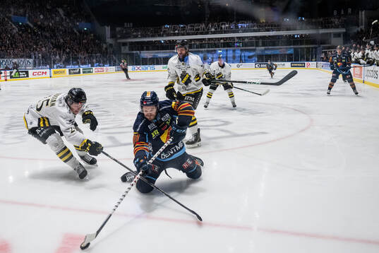 AIKs Theo Hårdstam och Djurgårdens Tyler Kelleher