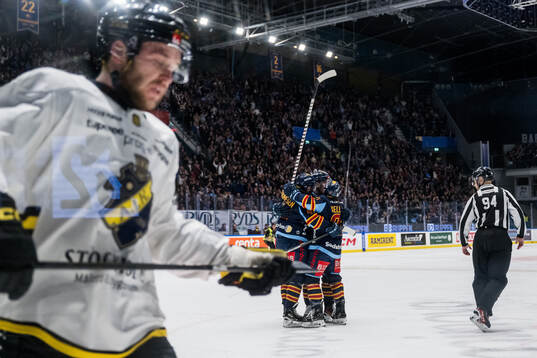 Djurgårdens Filip Eriksson jublar med Tyler Kelleher och