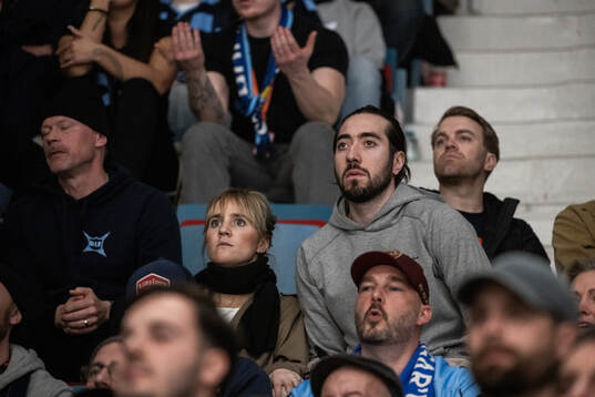 Irma Helin Zibanejad och Mika Zibanejad på läktaren