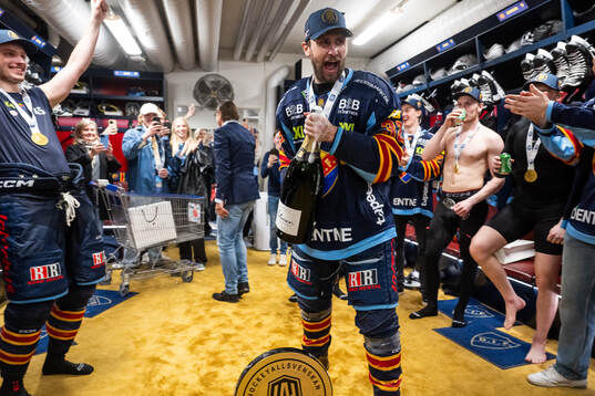 Djurgårdens Marcus Krüger jublar i omklädningsrummet