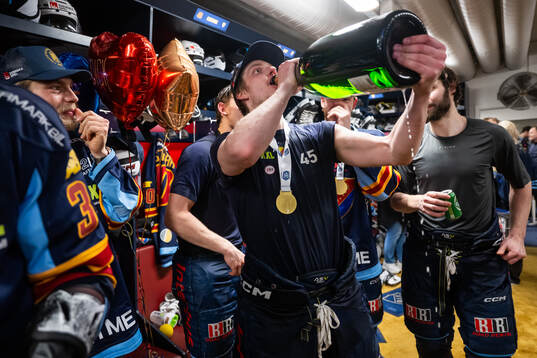 Djurgårdens Hugo Blixt jublar i omklädningsrummet