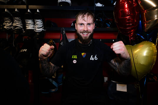 Djurgårdens Albin Grewe jublar i omklädningsrummet