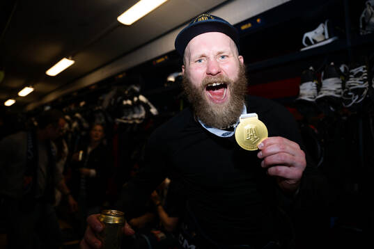 Djurgårdens Patrick Thoresen jublar med medaljen i