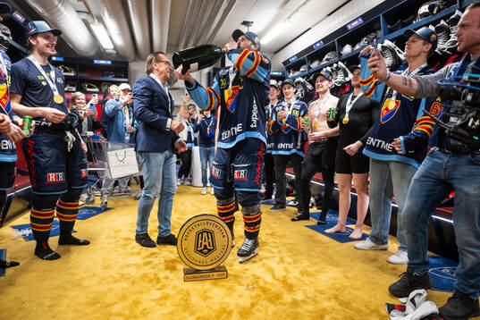 Djurgårdens Marcus Krüger jublar med pokalen i