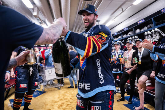 Djurgårdens Marcus Krüger jublar i omklädningsrummet