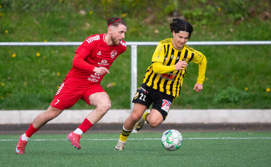 Lineros Hampus Fehrm och IFK Hässleholms Meraj Haidari i
