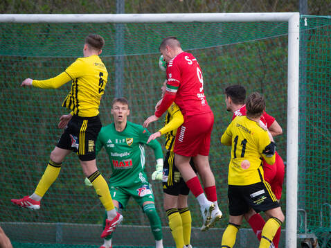 Lineros Ludvig Bergman nickar mot IFK Hässleholms målvakt