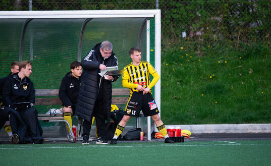 IFK Hässleholms Axel Crnalic byts in och får