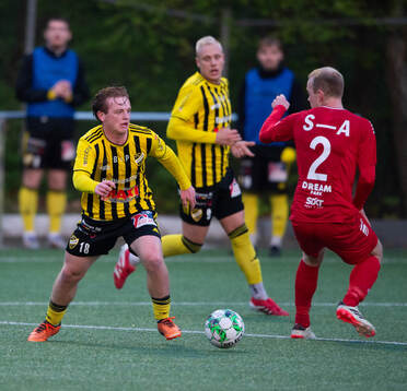 IFK Hässleholms Sam Hegdal lurar Lineros Adam Olofsson i