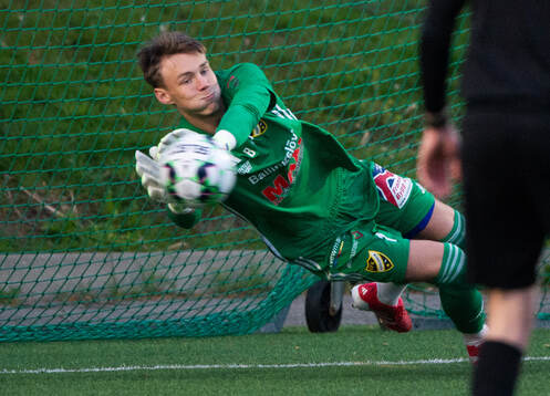 IFK Hässleholms målvakt Felix Persson räddar en