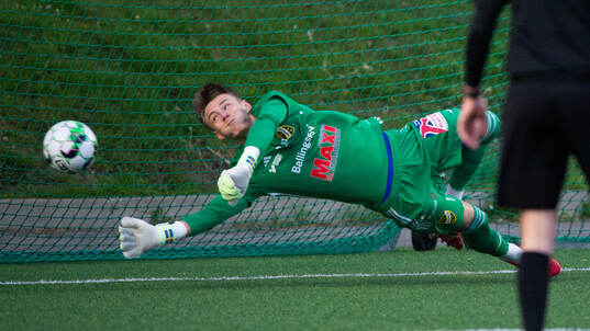 IFK Hässleholms målvakt Felix Persson räddar en
