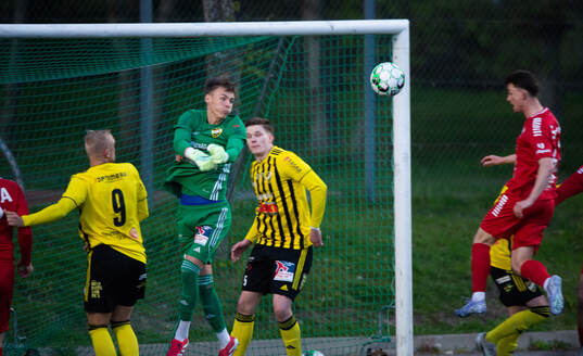 IFK Hässleholms målvakt Felix Persson räddar i matchen i