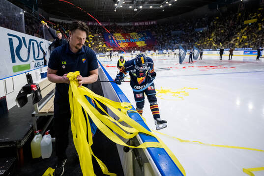 Djurgårdens materialförvaltare Max Eklöf plockar ihop