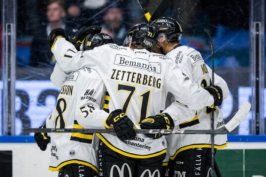AIKs Gerry Fitzgerald jublar med lagkamrater