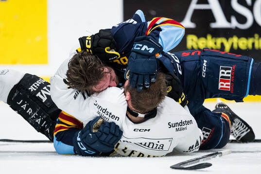 Djurgårdens August Berg och AIKs Jordan Bellerive i en fajt