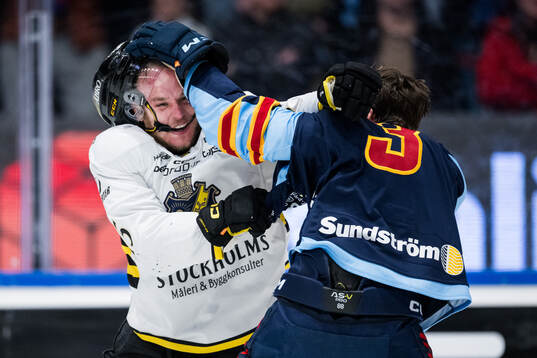 Djurgårdens August Berg och AIKs Jordan Bellerive i en fajt