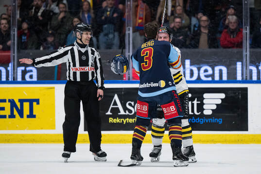 Djurgårdens August Berg och AIKs Jordan Bellerive i en fajt