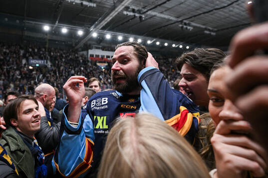 Djurgårdens Ludvig Rensfeldt jublar med supportrar