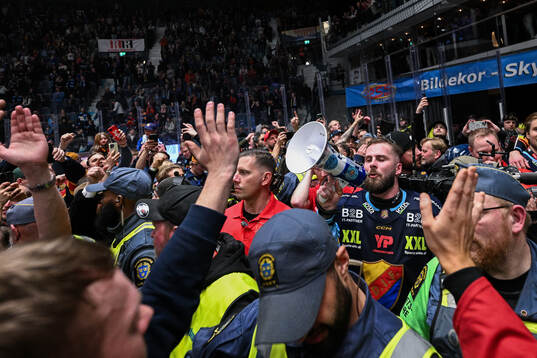 Djurgårdens Hugo Blixt jublar med supportrar