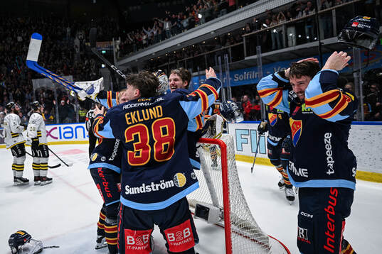 Djurgårdens Victor Eklund jublar med lagkamrater