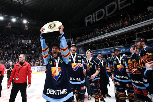Djurgårdens Fredric Weigel jublar med pokalen