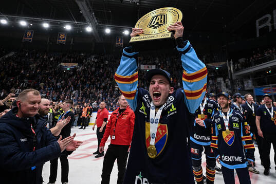 Djurgårdens Victor Eklund jublar med pokalen