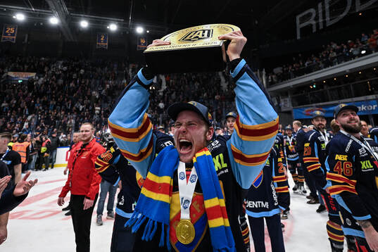 Djurgårdens David Blomgren jublar med pokalen