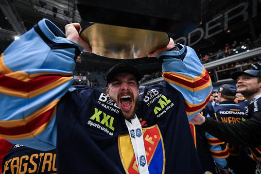 Djurgårdens målvakt Hugo Hävelid jublar med pokalen