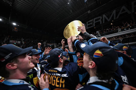 Djurgårdens spelare jublar med pokalen