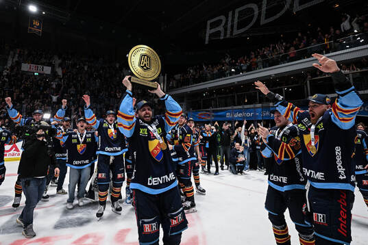 Djurgårdens Marcus Krüger jublar med pokalen