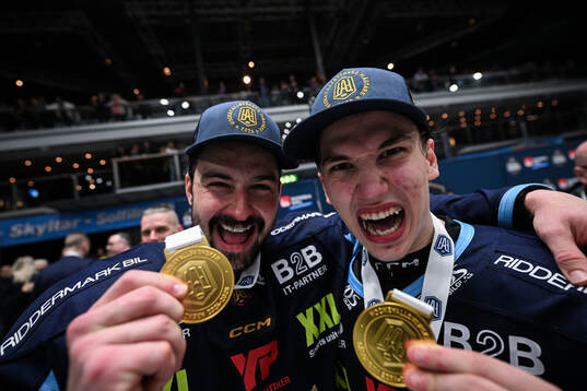 Djurgårdens Jonathan Tychonick och Victor Eklund jublaer