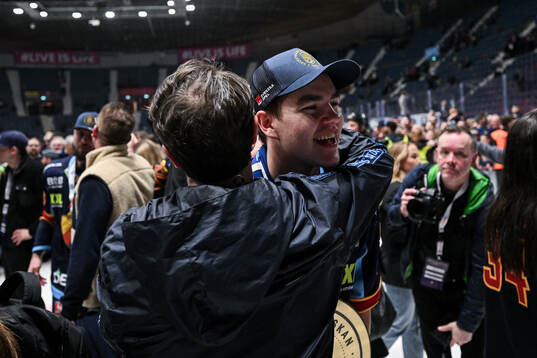Djurgårdens Anton Frondell jublar med pokalen