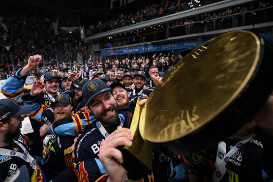 Djurgårdens Ludvig Rensfeldt jublar med pokalen