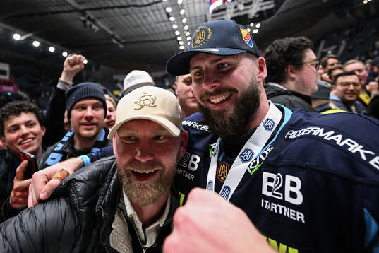 Djurgårdens Albin Grewe jublar med supportrar